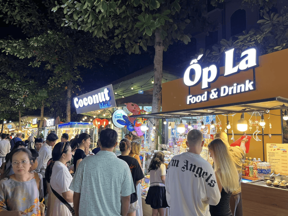 The colorful light decoration creates a lively, welcoming festive atmosphere throughout the market (Source: Sun World Hon Thom)